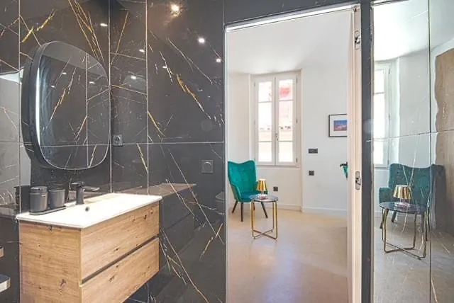 La Suite, Luxe, Place De Lenche, Vieux Port Marseille 0*,  France