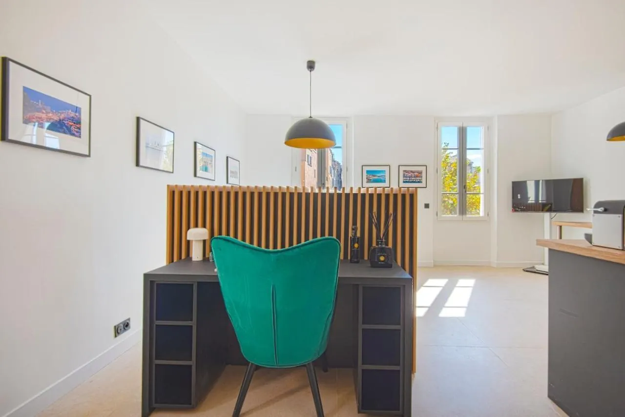 La Suite, Luxe, Place De Lenche, Vieux Port Marseille France
